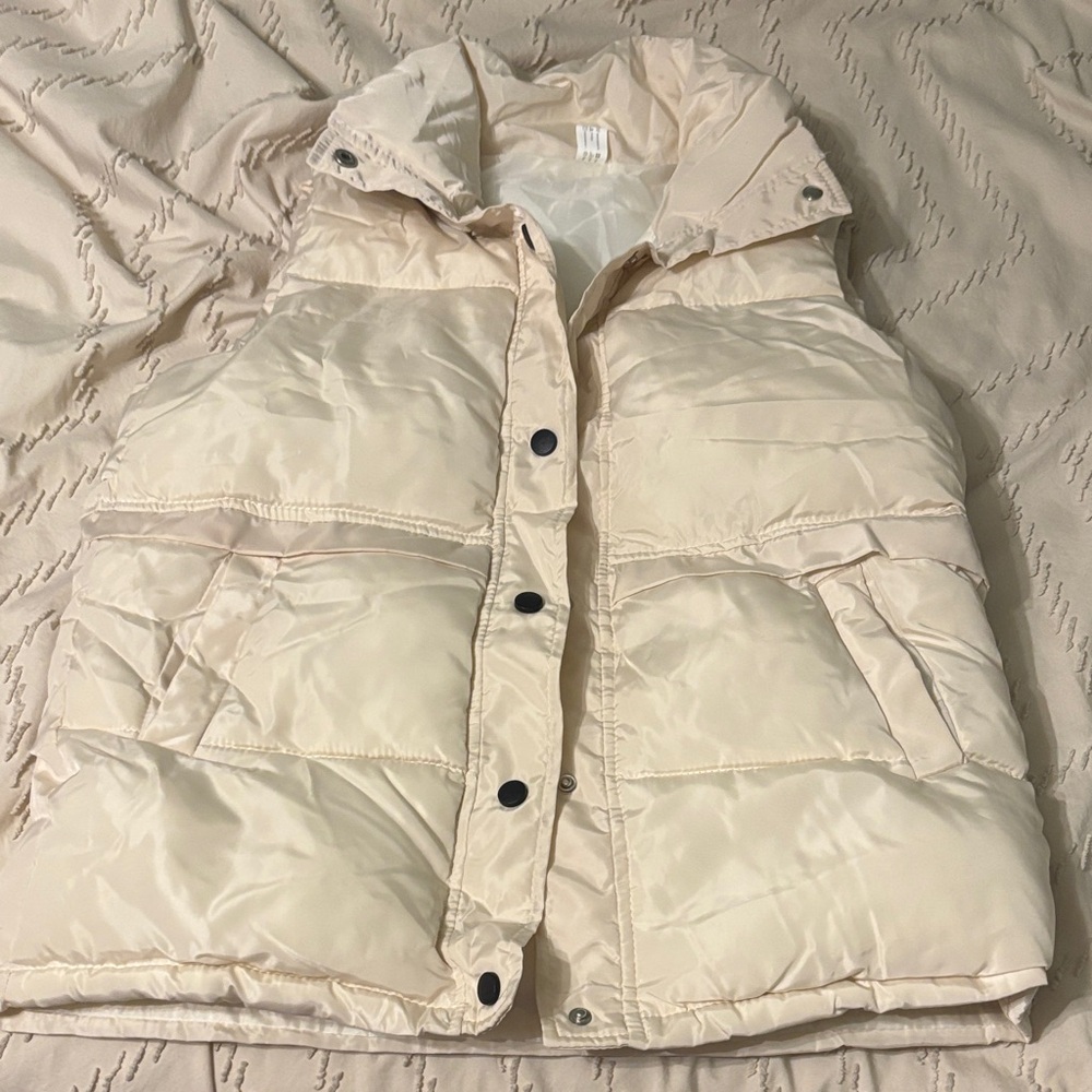 Small Women’s Cream Puffer Vest - NEW